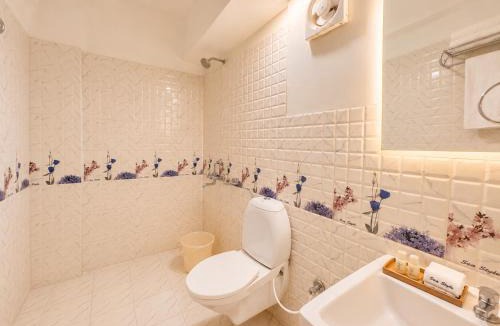 Puri Resort | Wildberrys Inn - Luxurious Stay - Free Breakfast - Swimming Pool - Room with living Room