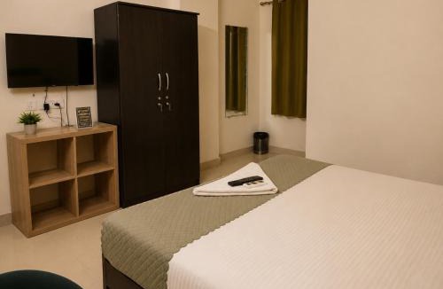 Kukatpally Housing Board Colony House | Hotel Skyline Grand Near JNTU College & Metro Station, Kukatpally