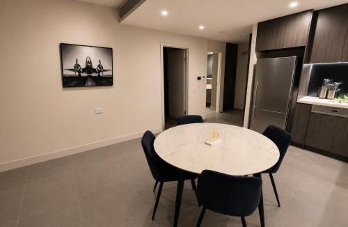 Lidcombe Hotel | Luxurious City Skyline View near Accor Stadium
