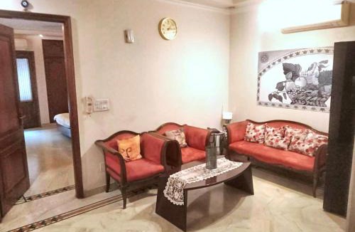 Nehru Place Apartment | 2 Bed Apartment Sleeps 4 with Parking New Delhi
