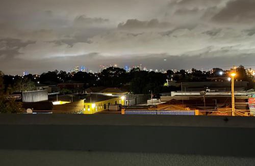 Pascoe Vale Apartment | stunning three bedroom penthouse 10 min to the airport city view