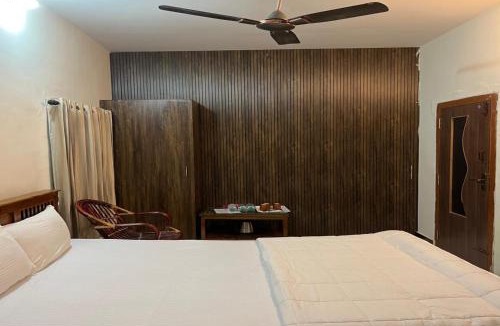 Wellington Hotel | The Whistling Pine Woods