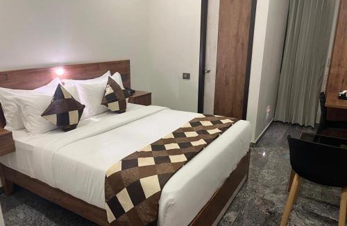 Teynampet Hotel | Sesha Residency