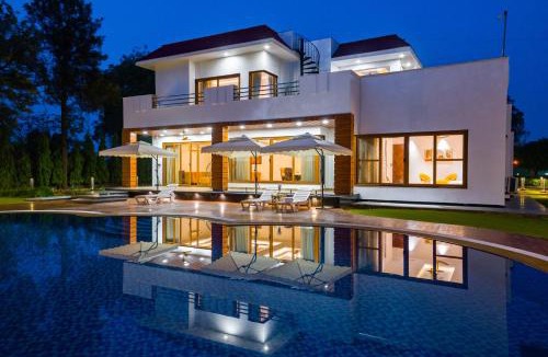 Gurugram Villa | ELIVAAS Signature Sanisa Farm 3-BHK Farmhouse with Pvt Pool, Game Zone & Lush Garden