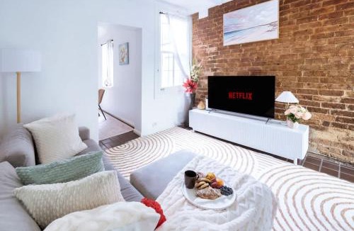 Redfern House | Walk to CBD 3BR Redfern Air Con Groups Family Sleeps 7