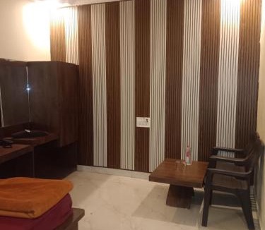 Jabalpur Bed & Breakfast | hotel atithi palace