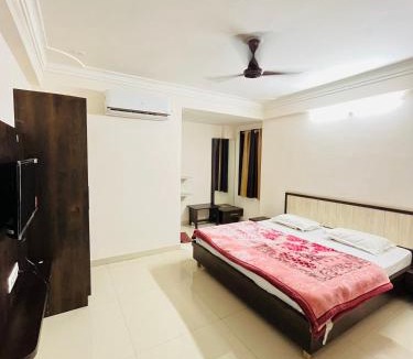 Nathdwara Hotel | Hotel Chandram 966o9o1oo6 - 400mtr I 7min walking from ShreeNath Ji temple Nathdwara By SK