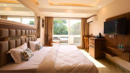 Sushant Lok Hotel | FlxHo Horizon ONE - Luxury Hotel & Residences Golf Course Road, 2 Min from 42-43 Metro Station