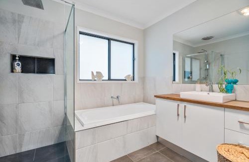 Thurgoona House | Alpine Corner - Lux and Quiet