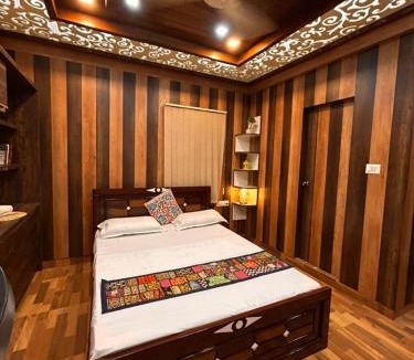 Agara House | Feel at Grand Hotel ! Cozy Rustic Wood Panelled Pvt Room with Free Parking