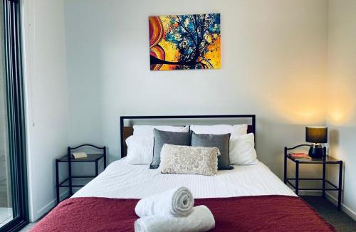 Hadfield House | Calm Getaway Close to Airport