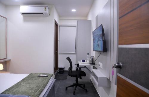 Serilingampally Apartment | Yendluri's- QueenBed Room-4 Kondapur, Gachibowli