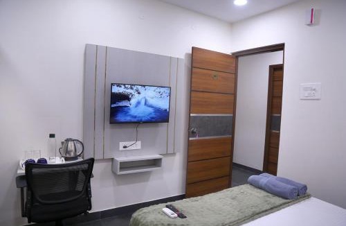 Serilingampally Apartment | Yendluri's- QueenBed Room-4 Kondapur, Gachibowli
