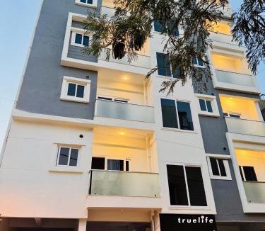 Whitefield Apartment | Truelife Whitefield - Premium 1 BHK Apartments - Prime location - Easy access to Main Rd - Metro - ITPL - Fast WiFi - Kitchen - Smart TV - Power backup - Park - Garden views