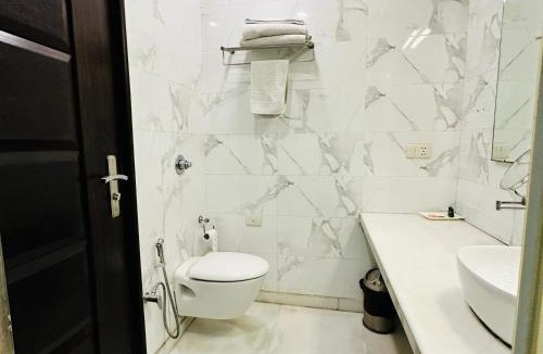 Rajouri Garden Hotel | Qotel Signature Lavish Inn - Hotel in Rajouri Garden Near Metro & Pacific Mall