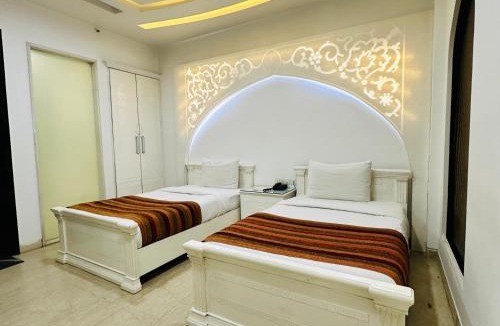 Rajouri Garden Hotel | Qotel Signature Lavish Inn - Hotel in Rajouri Garden Near Metro & Pacific Mall