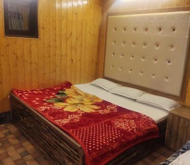 Srinagar Hotel | HOTEl momin