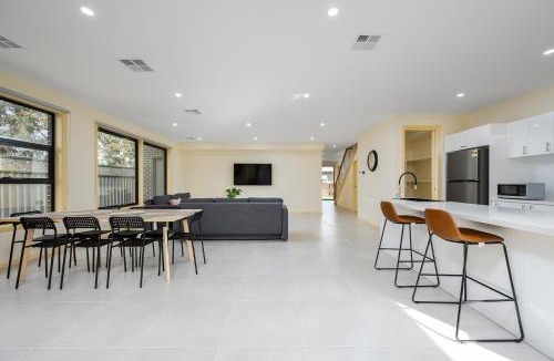Westmeadows Villa | Westmeadow Breeze Skyline Stay 8 Min to Airport