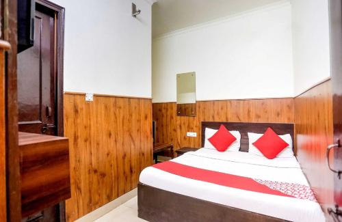 Azadpur Hotel | Hotel O Shri Sai Guest House