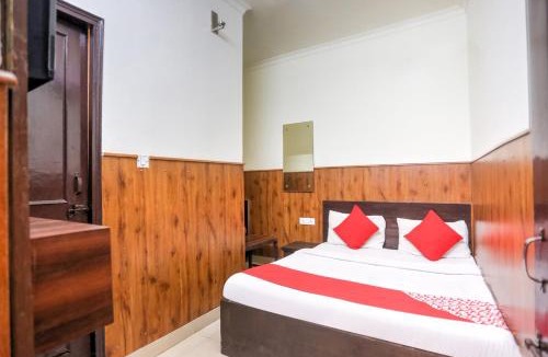 Azadpur Hotel | Hotel O Shri Sai Guest House