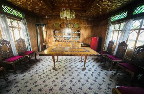Nagin Bagh Hotel | Maharaja palace houseboat