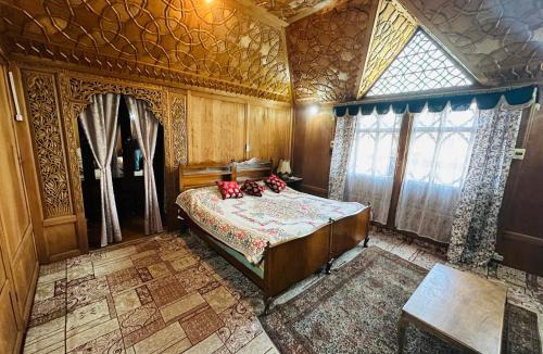 Nagin Bagh Hotel | Maharaja palace houseboat
