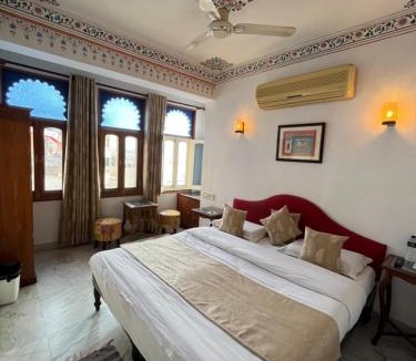 Udaipur Hotel | Hotel Mewar Haveli - At Lake Pichola