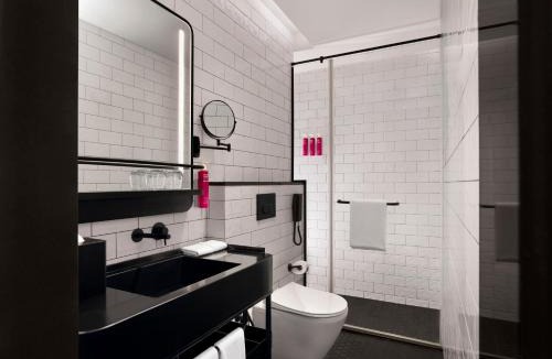 Andheri West Hotel | Moxy by Marriott Mumbai Andheri West