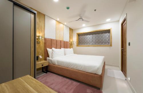 Kuppaayil Hotel | 7 Apple Hotel-Walkable distance to Guruvayoor temple