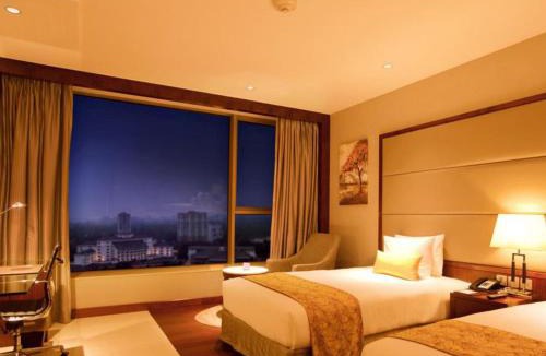 Maradu Hotel | Crowne Plaza Kochi by IHG