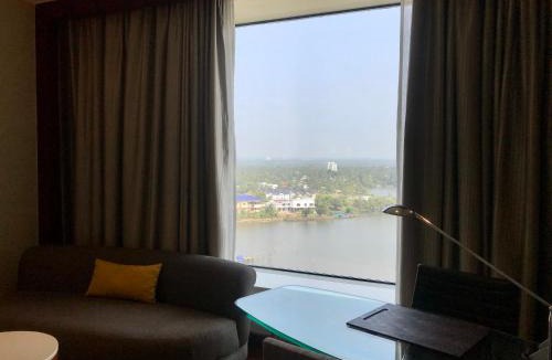 Maradu Hotel | Crowne Plaza Kochi by IHG