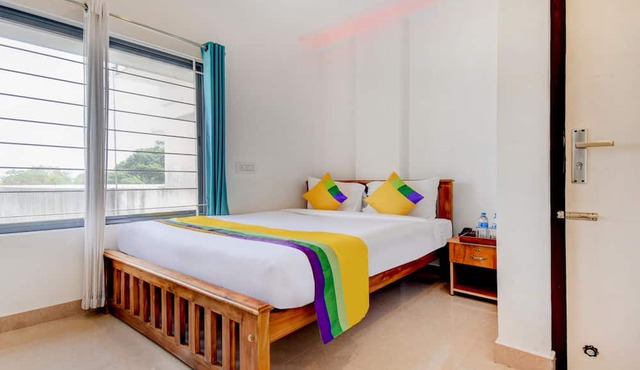 Itsy Hotels Vijaya Comforts, with BAR & restaurant
