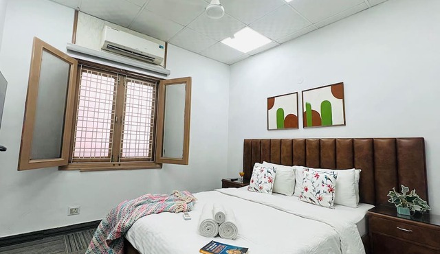 BluO Awesome 1BHK DLF Galleria Market ,Gym TT