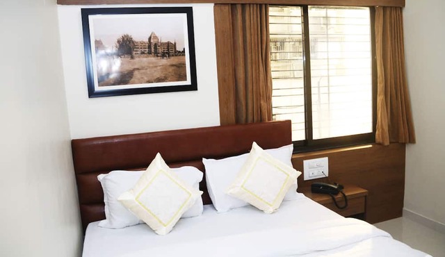 Hotel Crystal Luxury INN