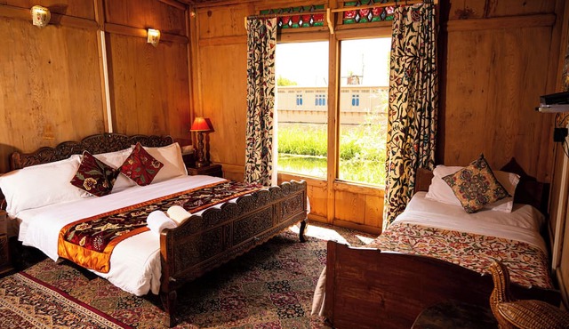 Golden Flower Heritage Houseboat in Srinagar