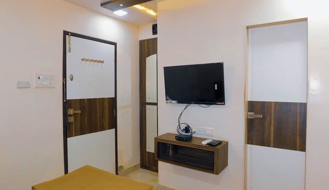 Hotel Nest In, Malad