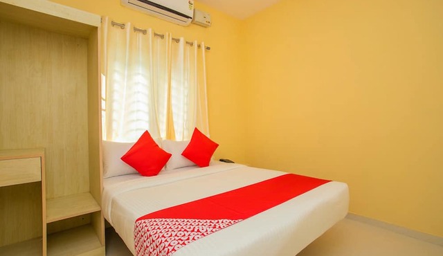 OYO 10522 Varcity Emerald