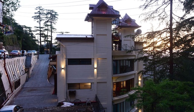 Royale Retreat Hotel & Spa Near Mall Road
