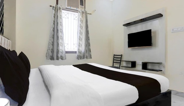 Deluxe Hotel Paradise Peak in Kanpur