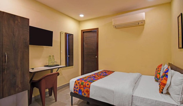 Fabhotel The Crown Aura
