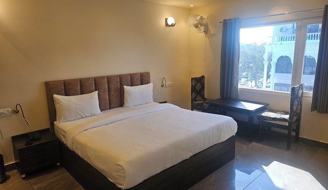 Shahenshah Hotel