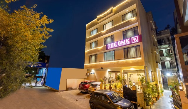 Foxoso The BMK Hotel
