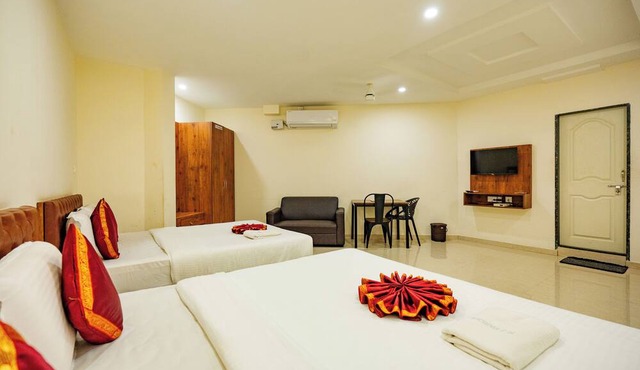 Hotel Rajdhani Inn & Suites