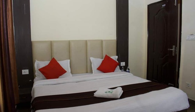 Hotel Dark Clouds