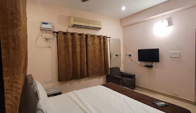 Five stones By Earth Hotel Vadapalani