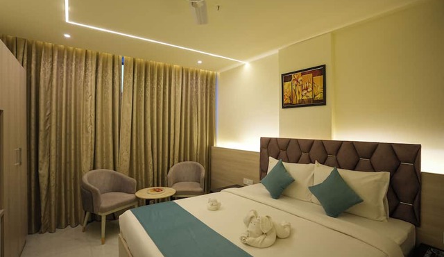 TOWN SQUARE SUITES