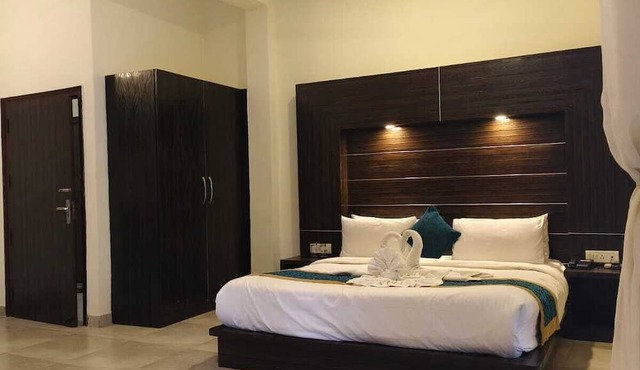 Holiday Highlight By Golden Castle Hotel