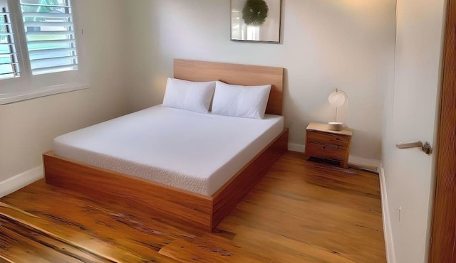 Cheerful 4 Bedroom with free Parking in Kingswood