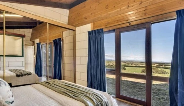 Cosy farm cottage with a wood fire heater. Ideal for a romantic/family getaway! in Bolinda