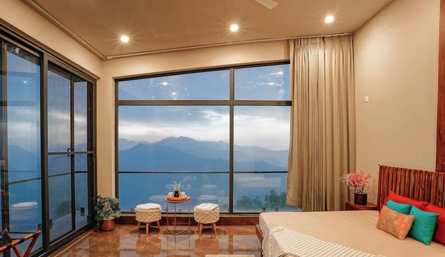LaRiSa X Mountains & Martini Villa